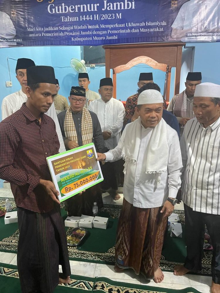 Safari Ramadhan di Bahar Utara, Gubernur Al Haris Serahkan Bantuan Rp75 Juta untuk Masjid