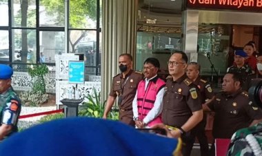 Gunakan Rompi Pink, Menkominfo Johnny G Plate Jadi Tersangka Kasus BTS Rp8 T dan Ditahan
