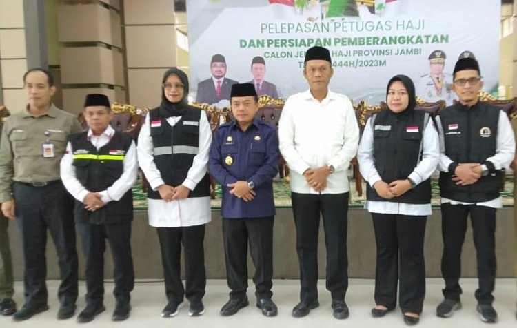 Lepas Petugas Haji, Al Haris Minta Layani dan Awasi Calon Jamaah Haji Asal Jambi