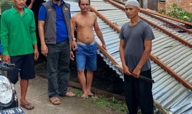 Robinson Sirait Tinjau Korban Puting Beliung di Sungai Bahar