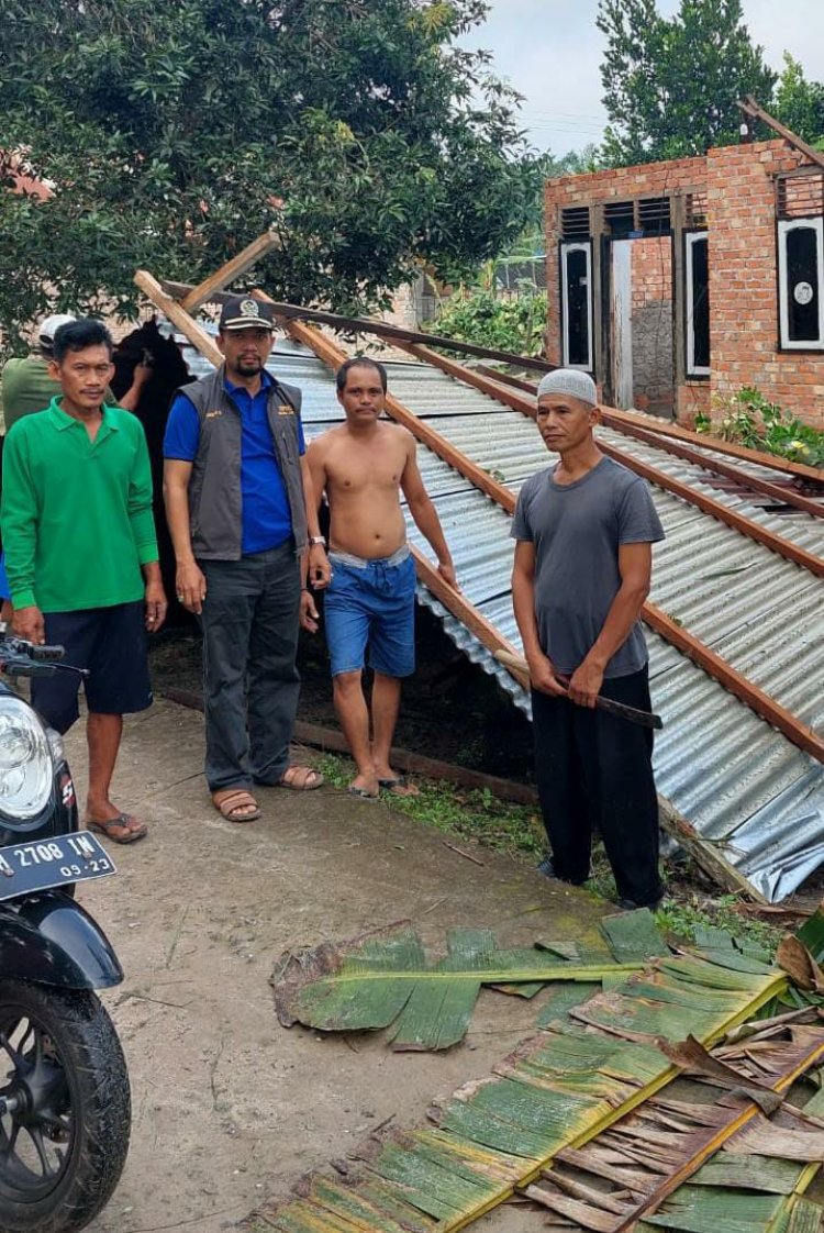 Robinson Sirait Tinjau Korban Puting Beliung di Sungai Bahar