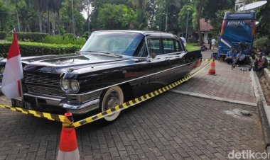 Ganjar-Mahfud Naik Cadillac Fleetwood 75 Mobil Dinas Sukarno Daftar ke KPU