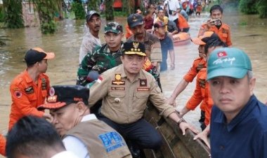 Gubernur Jambi Al Haris Salurkan Bantuan Korban Banjir di Tebo