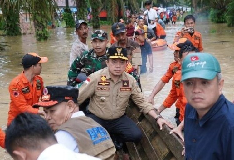 Gubernur Jambi Al Haris Salurkan Bantuan Korban Banjir di Tebo