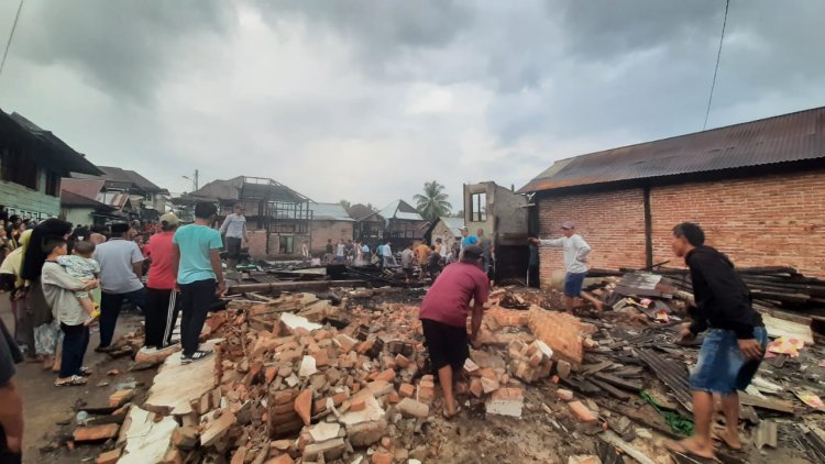 14 Rumah Terbakar di Tanah Tumbuh, Pemkab Bungo Berikan Bantuan