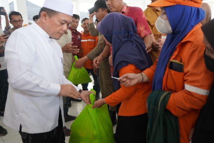 Gubernur Jambi Berikan Bantuan Sembako Ramadhan kepada 800 Orang Petugas Kebersihan Kota Jambi