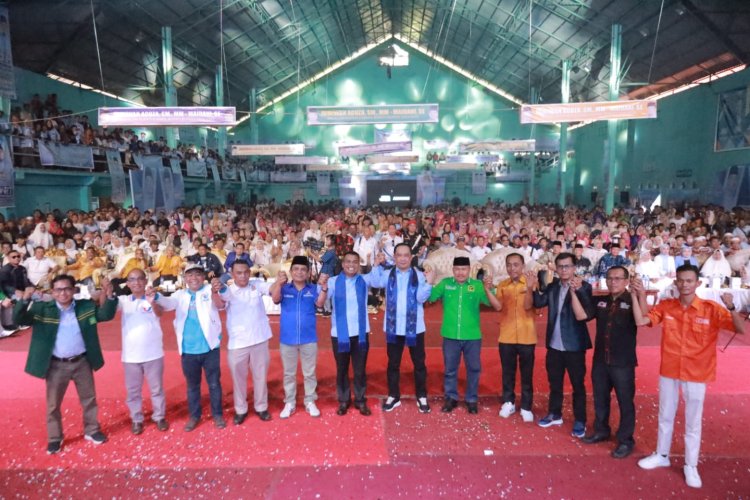 Kedatangan Pasangan JADI Disambut Histeris Ribuan Pendukung di Deklarasi 10 Partai Pengusung