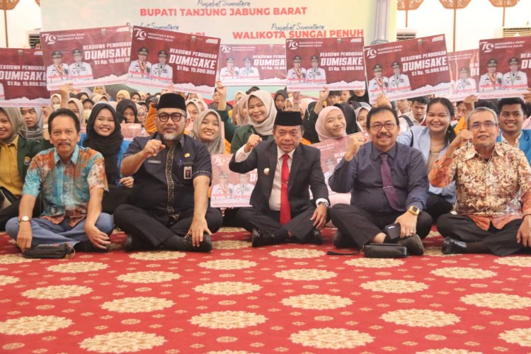 Gubernur Al Haris Serahkan 376 Bantuan Beasiswa Dumisake