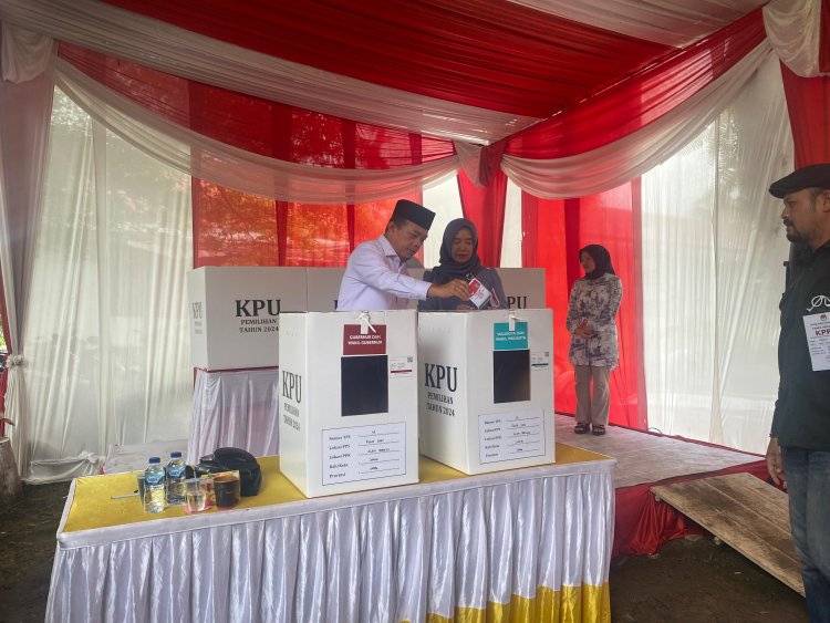 Gubernur Al Haris Gunakan Hak Suaranya di TPS 14 Kediaman Pribadinya