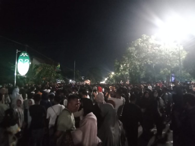 Aksi Unjuk Rasa Sampai Malam, Masyarakat Sebut Pendukung Dedy - Dayat Sudah Mengganggu Kenyaman Masyarakat