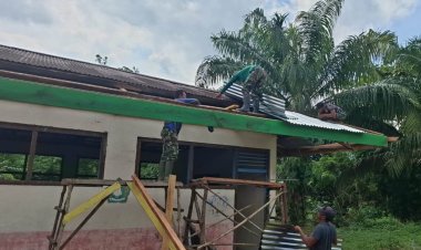 Gotong Royong! Satgas TMMD Kodim Bute Bersama Warga Mulai Memasang Atap Madrasah