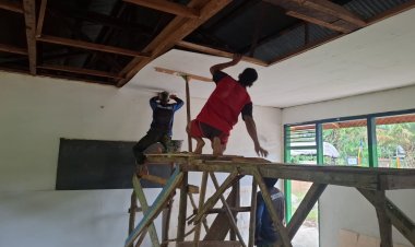 Satgas TMMD ke-123 Kodim 0416/Bute Pasang Plafon di Madrasah Nurul Falah Desa Teluk Kuali