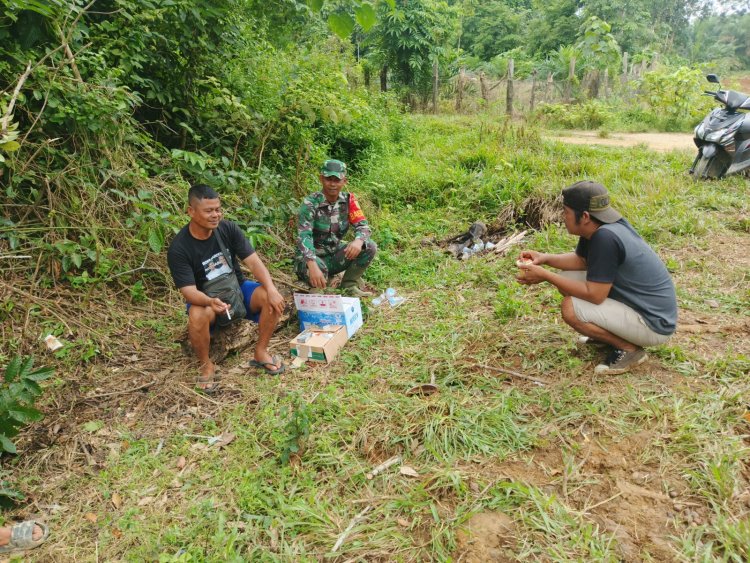 Serda Arif Rohman Awasi Alat Berat dan Jalin Komunikasi dengan Warga Desa Malako Intan