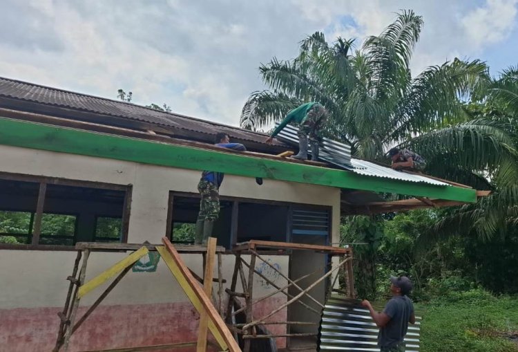 Gotong Royong! Satgas TMMD Kodim Bute Bersama Warga Mulai Memasang Atap Madrasah