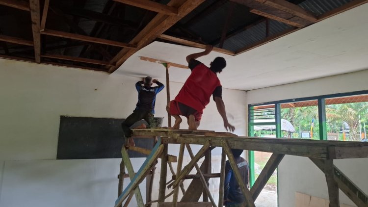 Satgas TMMD ke-123 Kodim 0416/Bute Pasang Plafon di Madrasah Nurul Falah Desa Teluk Kuali