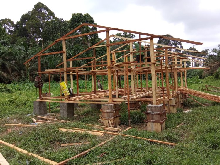 Sinergi TNI dan Warga: Kandang Kambing TMMD Ke-123 Perkuat Ekonomi Desa Teluk Kuali