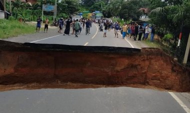 Jalan Lintas Sumatera di Dusun Siri Sekapur Jujuhan Kabupaten Bungo Putus Total Akibat Hujan Deras