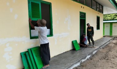Satgas TMMD Kodim 0416/Bute Pasang Jendela