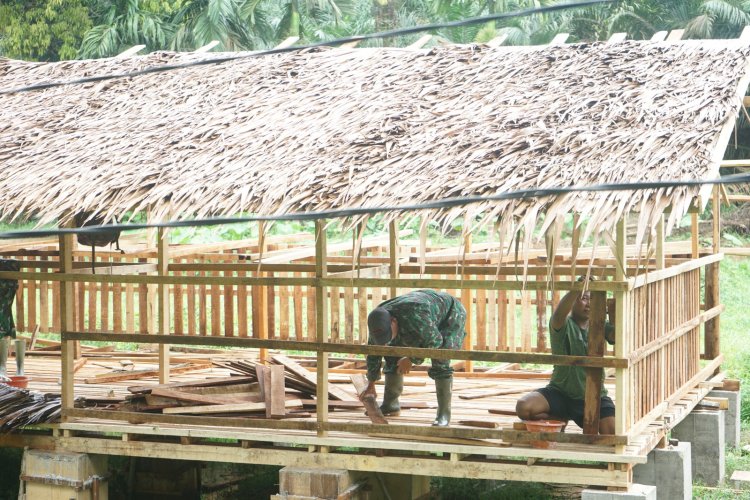Satgas TMMD ke-123 Kodim 0416/Bungo Tebo: Bangun Kandang Kambing untuk Meningkatkan Ketahanan Pangan Masyarakat