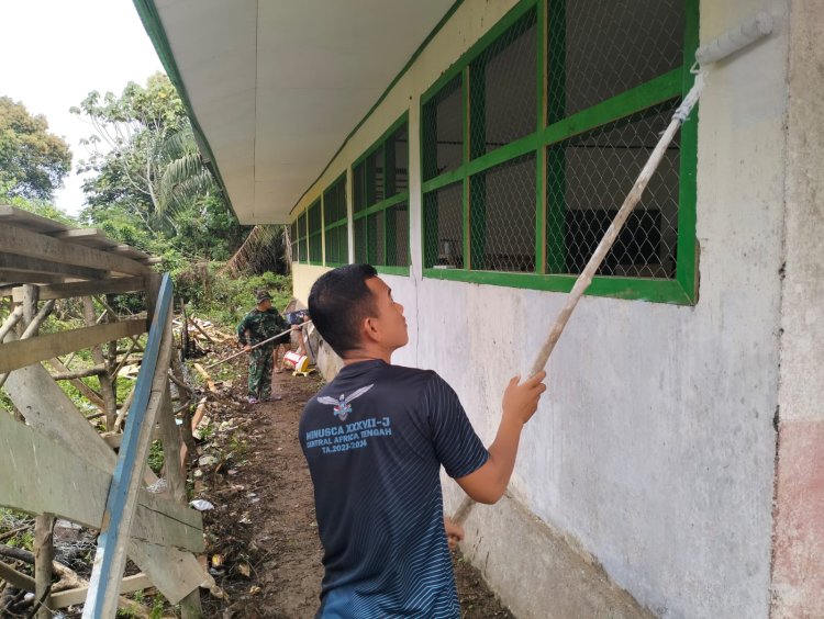 Satgas TMMD Lakukan Pengecatan untuk Tingkatkan Kualitas Sarana Pendidikan