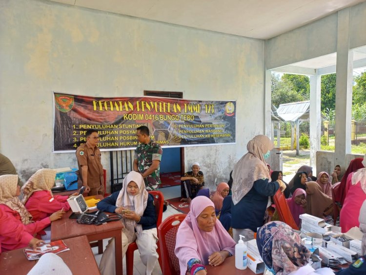 Anggota Satgas TMMD ke-123 Kodim Bute Lakukan Penyuluhan Posbindu di Malako Intan
