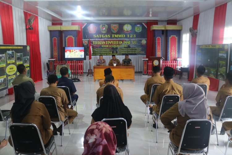 Satgas TMMD dan Polres Tebo Lakukan Penyuluhan Hukum - Kamtibmas di Desa Teluk Kuali