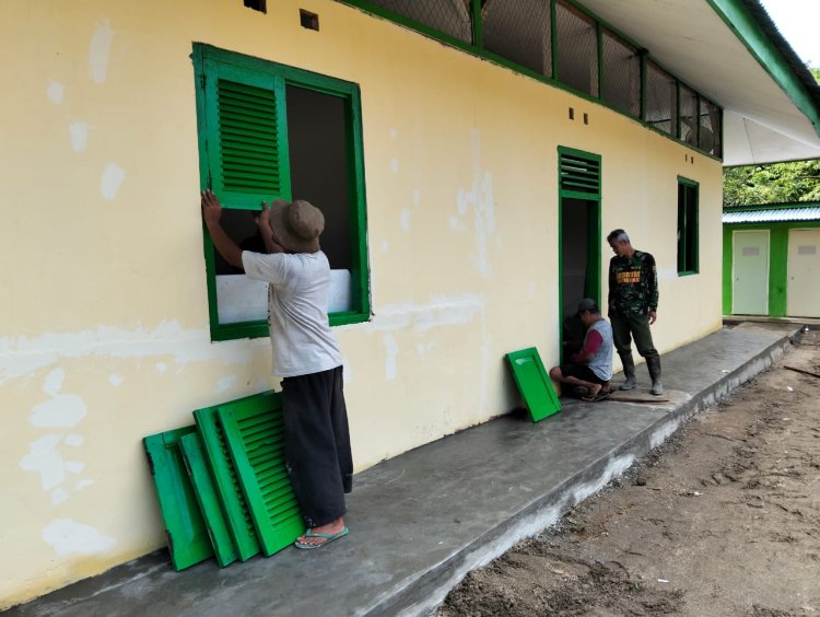 Satgas TMMD Kodim 0416/Bute Pasang Jendela