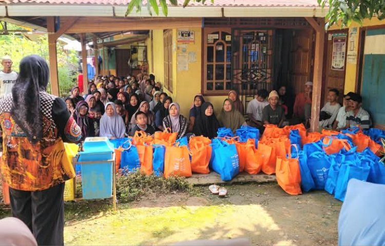 Anggota DPD RI Hj Elviana Bagikan Sembako untuk Korban Banjir di Danau Buluh Bungo