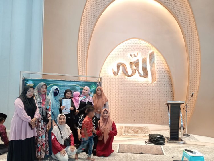 Cari Ketenangan Hidup, Eka Lina Sitepul dan Putranya Resmi Masuk Islam di Masjid Baitun Nur Darlis