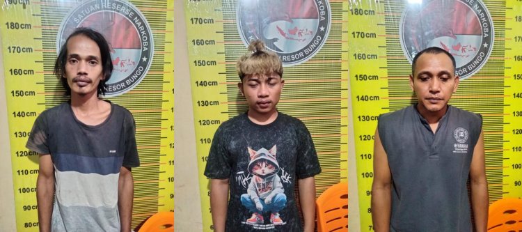 Polres Bungo Amankan Tiga Pelaku Narkoba di Kebun Durian, Sabu Disembunyikan di Bawah Kasur
