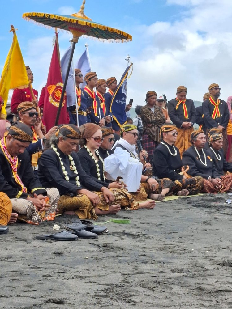 Prosesi Labuhan Hajad Dalem MA II - 1 Suro 1959 Dal Berjalan Khidmat di Pantai Parangkusumo