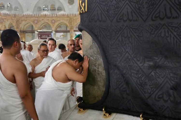 Presiden Prabowo Tunaikan Ibadah Umrah dan Cium Hajar Aswad di Masjidil Haram