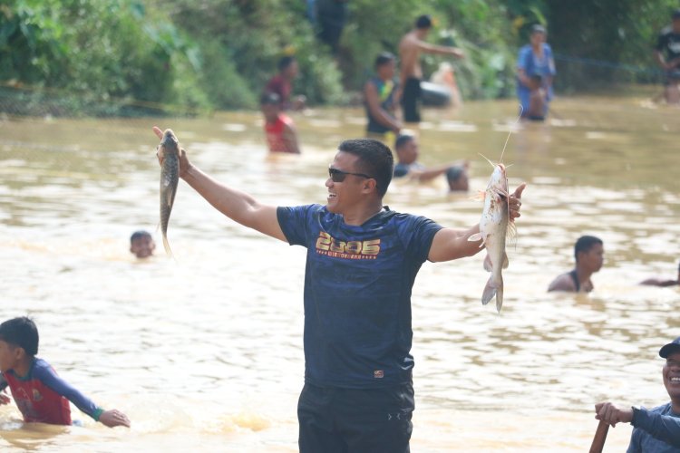 Dandim 0416/Bute Letkol Dedy Pungky Hadiri Tradisi Lubuk Larangan: Ajak Warga Jaga Alam, Serahkan Bantuan untuk Masjid