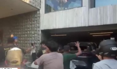 NGERI!! Rumah Ahmad Sahroni Dijarah Massa, Mobil dan Barang Dirusak