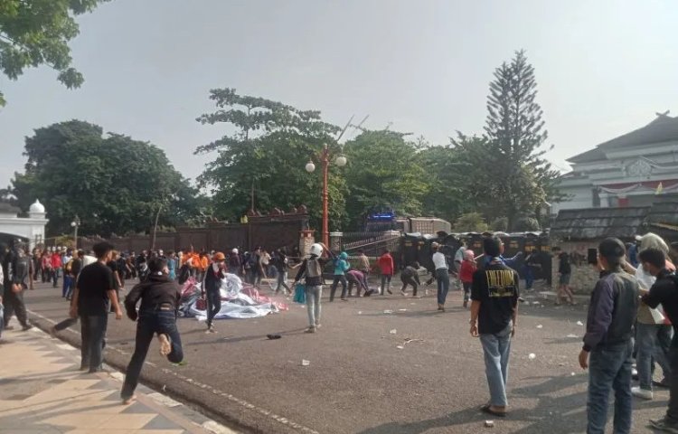 Ricuh di Jambi! Massa Serbu DPRD, Polisi Hujani Gas Air Mata