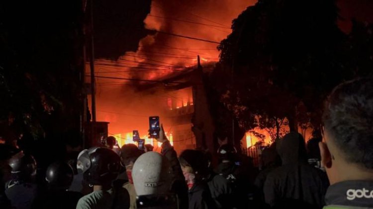 Kediri Membara: Gedung DPRD Kabupaten dan Kota Dibakar, Fasilitas Dijarah, Situasi Mencekam