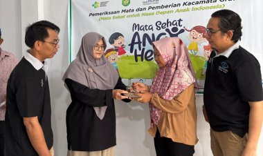 Puluhan Warga Antusias Ikuti Pemeriksaan Mata dan Pembagian Kacamata Gratis di Masjid Nurul Yaqin Muara Bungo