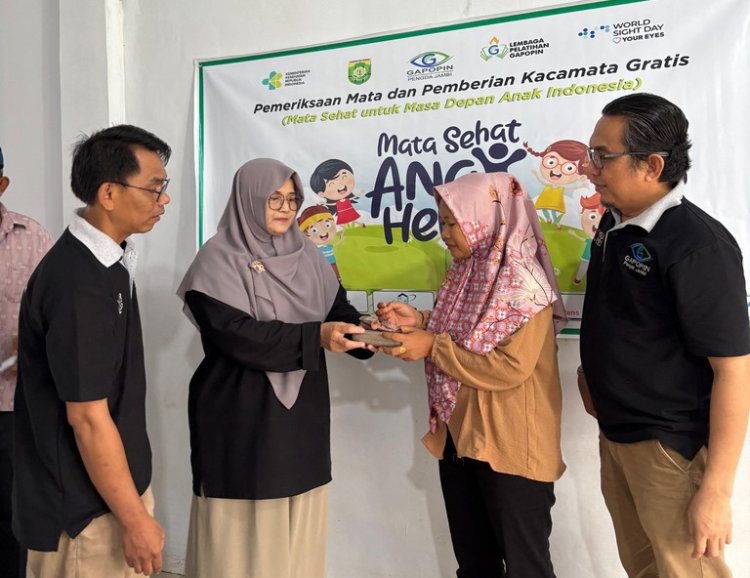 Puluhan Warga Antusias Ikuti Pemeriksaan Mata dan Pembagian Kacamata Gratis di Masjid Nurul Yaqin Muara Bungo