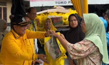 Asikin Tampil Ramah Dan Dekat Dengan Warga Di Pasar Murah Golkar Muaro Jambi