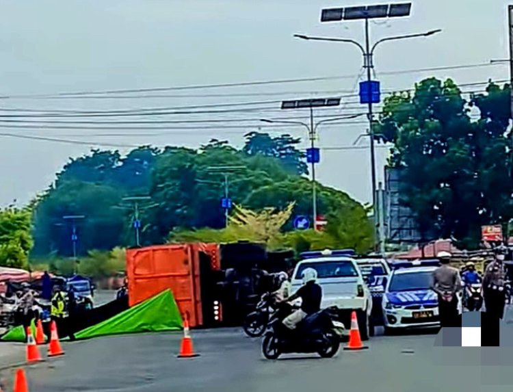Sempat Zig Zag! Truk Batu Bara Tabrak Trotoar Lampu Merah di Simpang 4 PU Muara Bungo