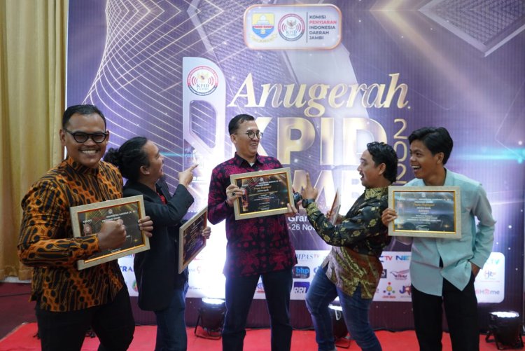 Diskominfo Provinsi Jambi Raih Penghargaan Penyelenggara Peduli Penyiaran pada Anugerah KPID Jambi 2025