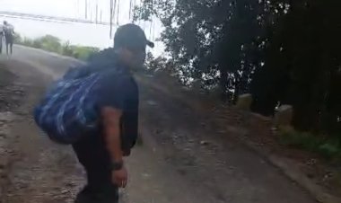 Ustadz Dody MH dan Tim Terabas Jalan Putus, Pikul Sembako Sejauh 2,5 KM Demi Warga Terdampak