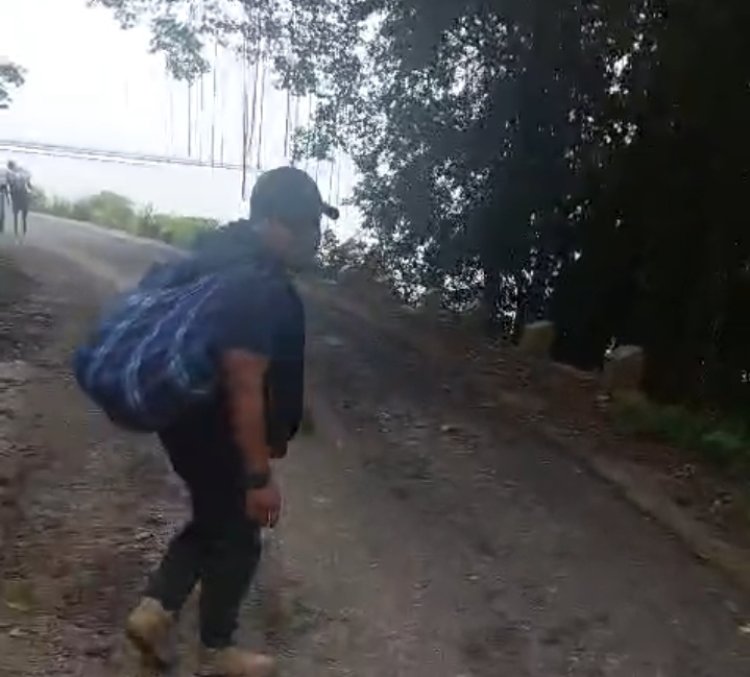 Ustadz Dody MH dan Tim Terabas Jalan Putus, Pikul Sembako Sejauh 2,5 KM Demi Warga Terdampak