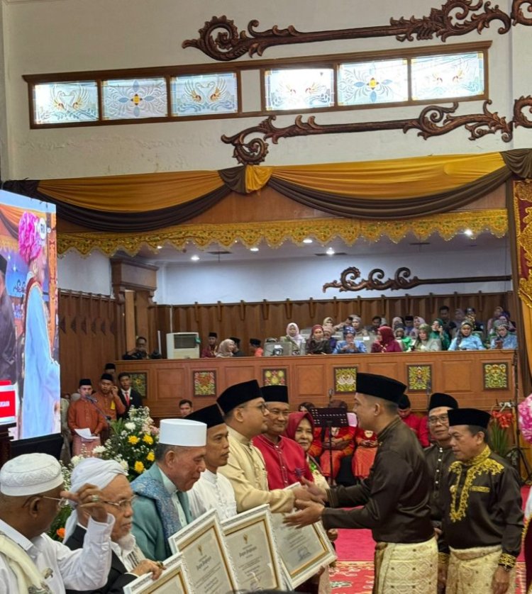 Dari Jambi untuk Dunia: Umi Hj. Rosmaini Terima Penghargaan atas Dedikasi Membangun Pendidikan Berkelas Internasional