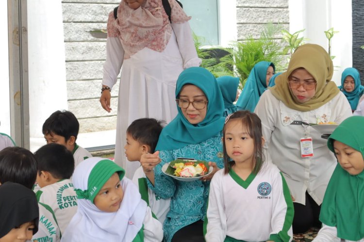 Rabu Berkah PKK Jambi, Bunda PAUD Bagikan Sarapan Bergizi untuk Warga