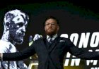 McGregor Provokatif, Dilempar Botol Pengunjung Saat Konferensi Pers di Moskow
