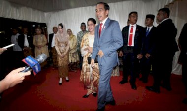 Hadiri Resepsi Pernikahan Putri Gubernur Jatim, Begini Gaya Jokowi