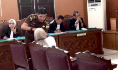 Gunakan Tasbih Saat Sidang, Ratna Ditegur Hakim