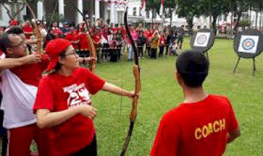 Luar Biasa Aksi Menkeu Sri Mulyani Atraksi Memanah di Dies Natalis PKN STAN, Tepat Sasaran!