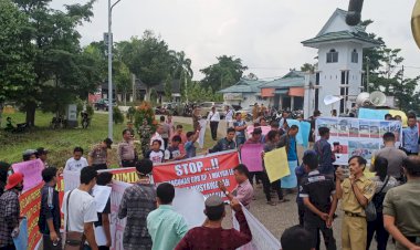 Pendemo: Pak Bupati Sarolangun Copot Kades Simpang Bukit